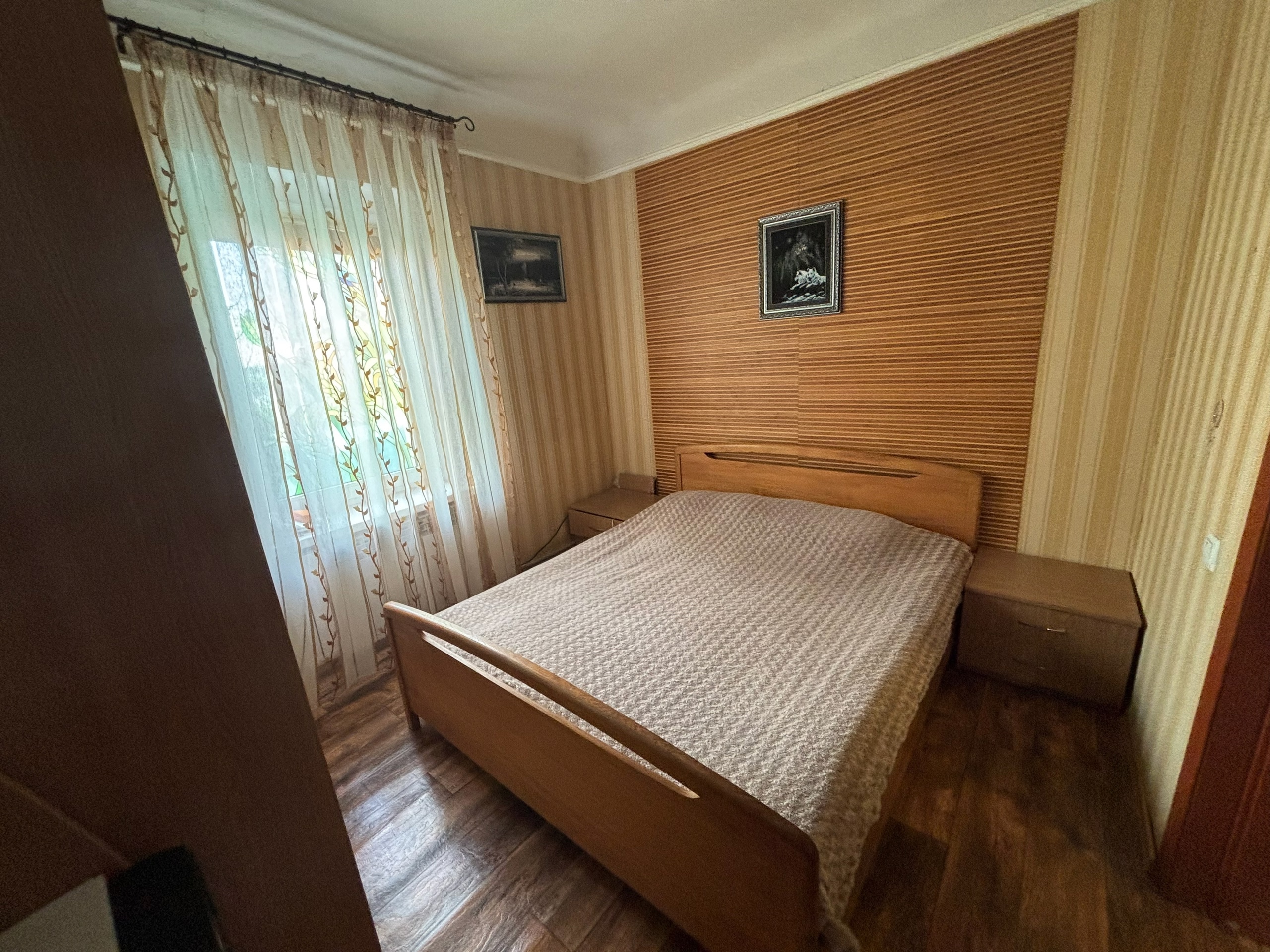 Продам дом (р-н кв. Якира) Аэродромный проезд. Общая площадь 77 кв м, высота потолков - 2,8 м, крыша - андулин (утеплена), дом шлаконаливной, облицован кирпичом, утеплен и обшит сайдингом, фундамент - фагот. 4 изолированных комнаты (15,8 кв м,10 кв м,9 кв м и 8 кв м), кухня-11 кв м, просторная прихожая - 10 к...