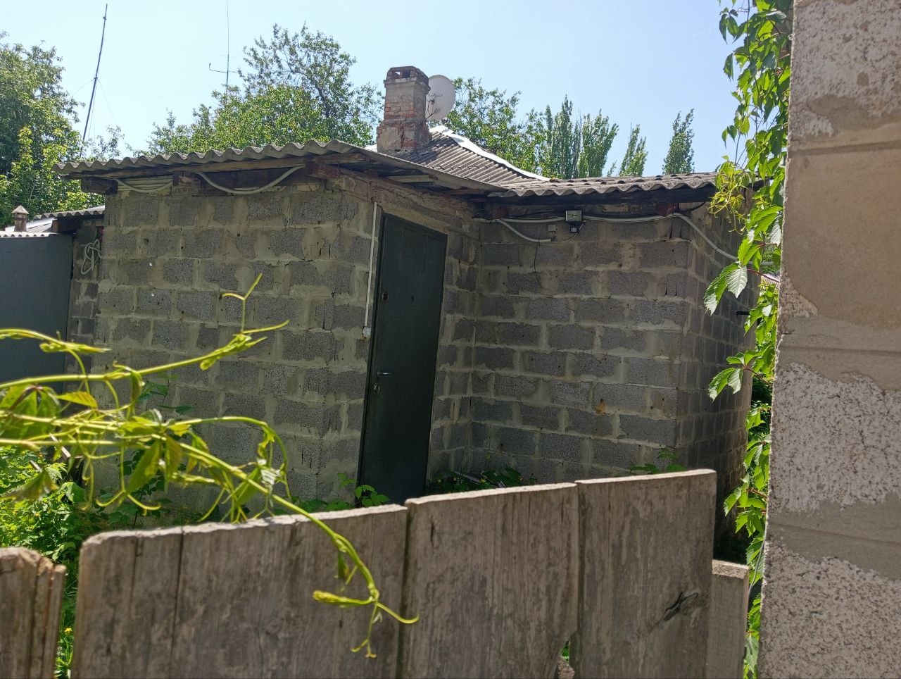 ! Продам 2-х комнатную квартиру с гаражом в доме на 4 хозяина в г. Краснодоне по ул. Ленина, (р-н Роддома), газифицирован, окна пластиковые, индивидуальное отопление, бойлер, инфракрасная сауна, состояние на фото. 2 200 000,00 руб. торг, тел. +7(959)102-72-31...