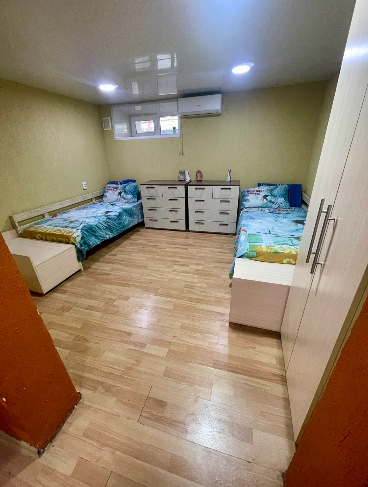🏡 Продаётся большой дом в центре города — ул. Любы Шевцовой (Ленинский район) 📐 Общая площадь: 148 м² | 🌿 Участок: 7 соток 🛏 1 этаж — 5 жилых комнат 🏡 Цокольный этаж — кухня, столовая, 2 жилых комнаты, совмещённый санузел (ванна, душевая кабина, туалет) 🛠 Дом ухоженный, уютный, с новым ремонтом. ⚡ Заменена эл...
