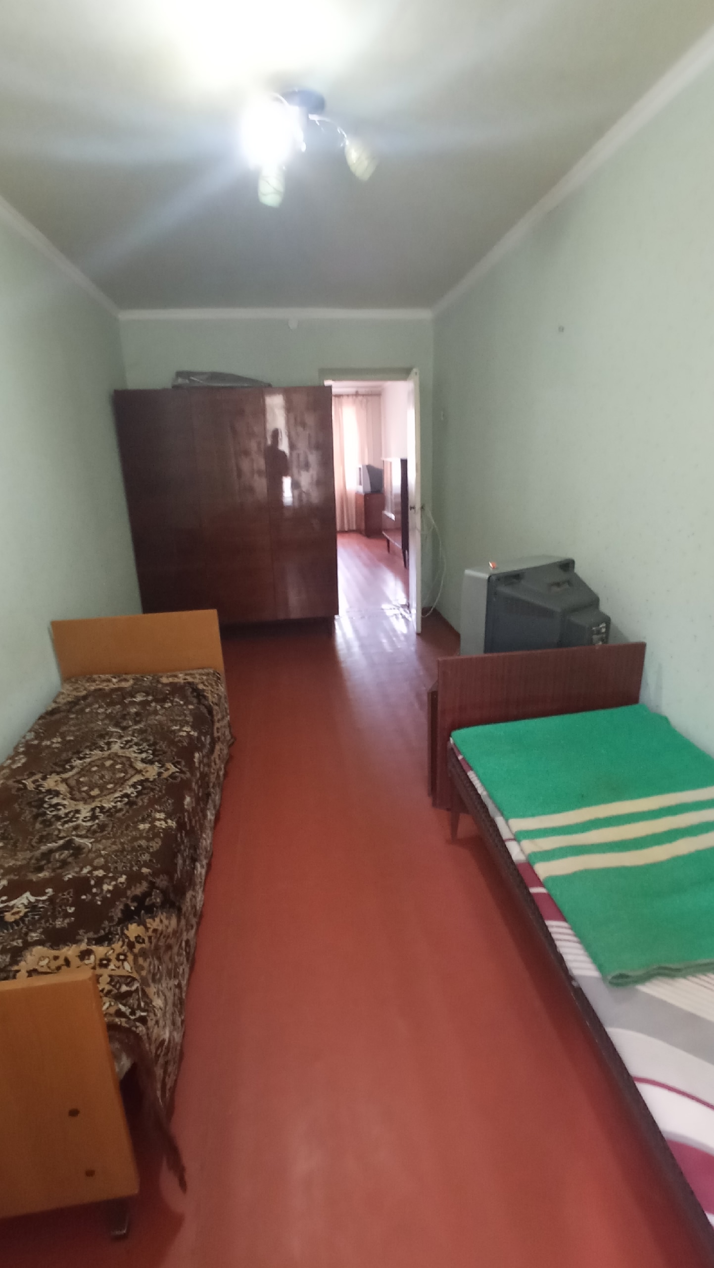 Продам 3-х комнатную квартиру г. Луганск,пгт Юбилейный,кв. Королева 1/5 этажного дома, не угловая, высокий цоколь, сухой подвал с поменянными коммуникациями️ Общая площадь 59 кв.м.,жилая 43 кв.м., кухня 6 кв.м. 2 изолированные комнаты, просторный коридор, зал проходной МПО, трубы поменяны Документ готовы к сд...
