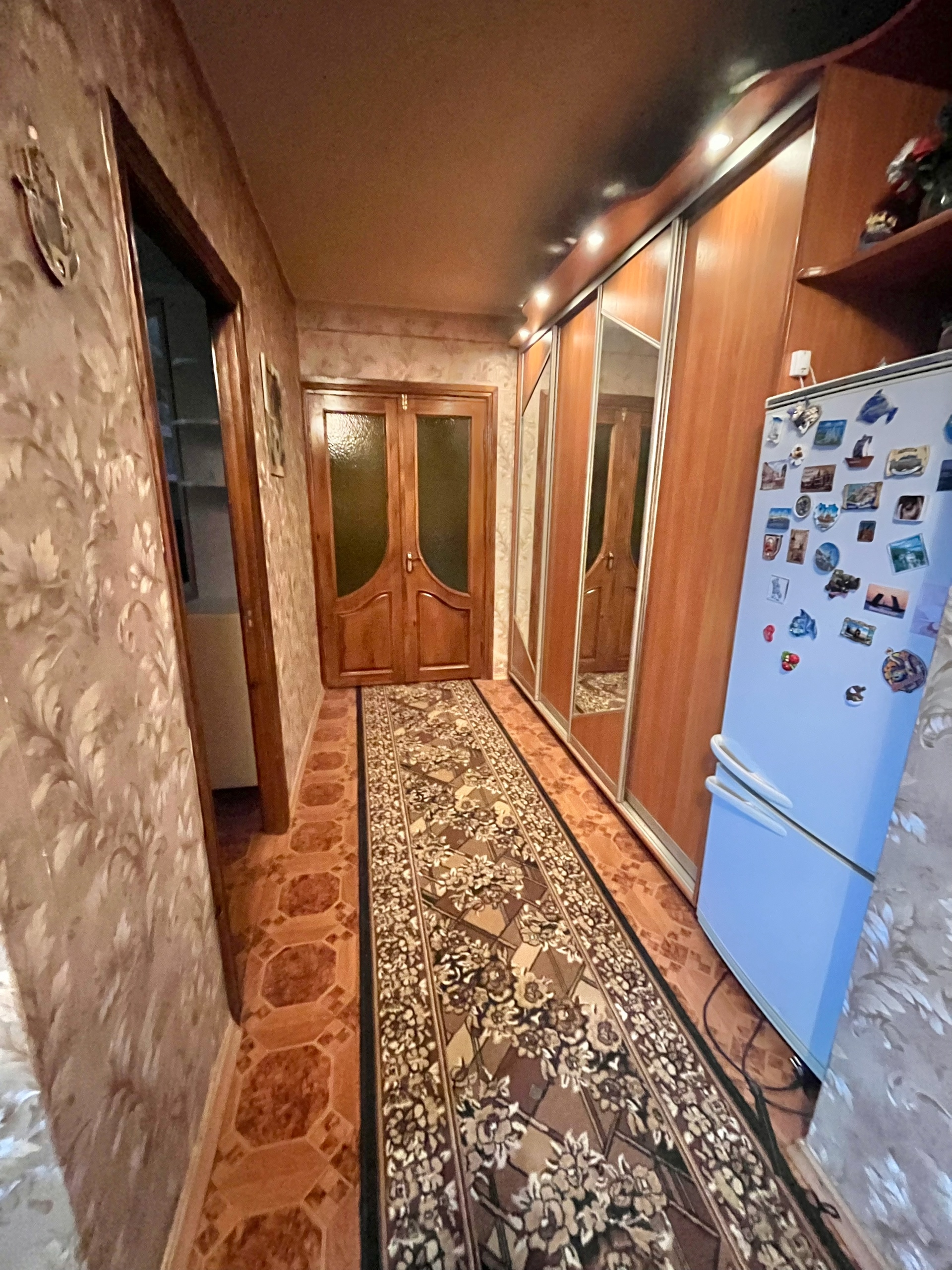 Продам 👍3-кк с АВТОНОМНЫМ отоплением на кВ. Ватутина . 4 ЭТАЖ 👍9-го дома. Общая площадь квартиры 67 м2 . Комнаты изолированы, санузел совмещен, 2 балкона застеклены. Во всей квартире окна м/п , дубовая столярка, электрика медная, разводка эко пластик. Квартира в отличном состоянии заходи и живи. Вся мебель ос...
