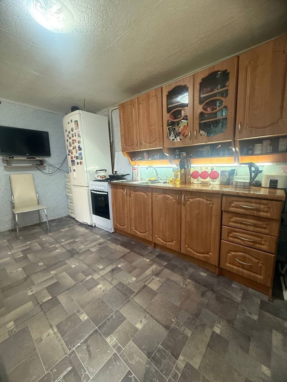 Продаётся дом ул.Щерса, 65 кв.м , 3 комнаты изолированные, с/у совмещен, колонка газовая замена в 2022 году Bosch, газовый котел замена была в ноябре 2017 года, земля 4,5 сотки. Цена 55000руб. Тел +79591290841...
